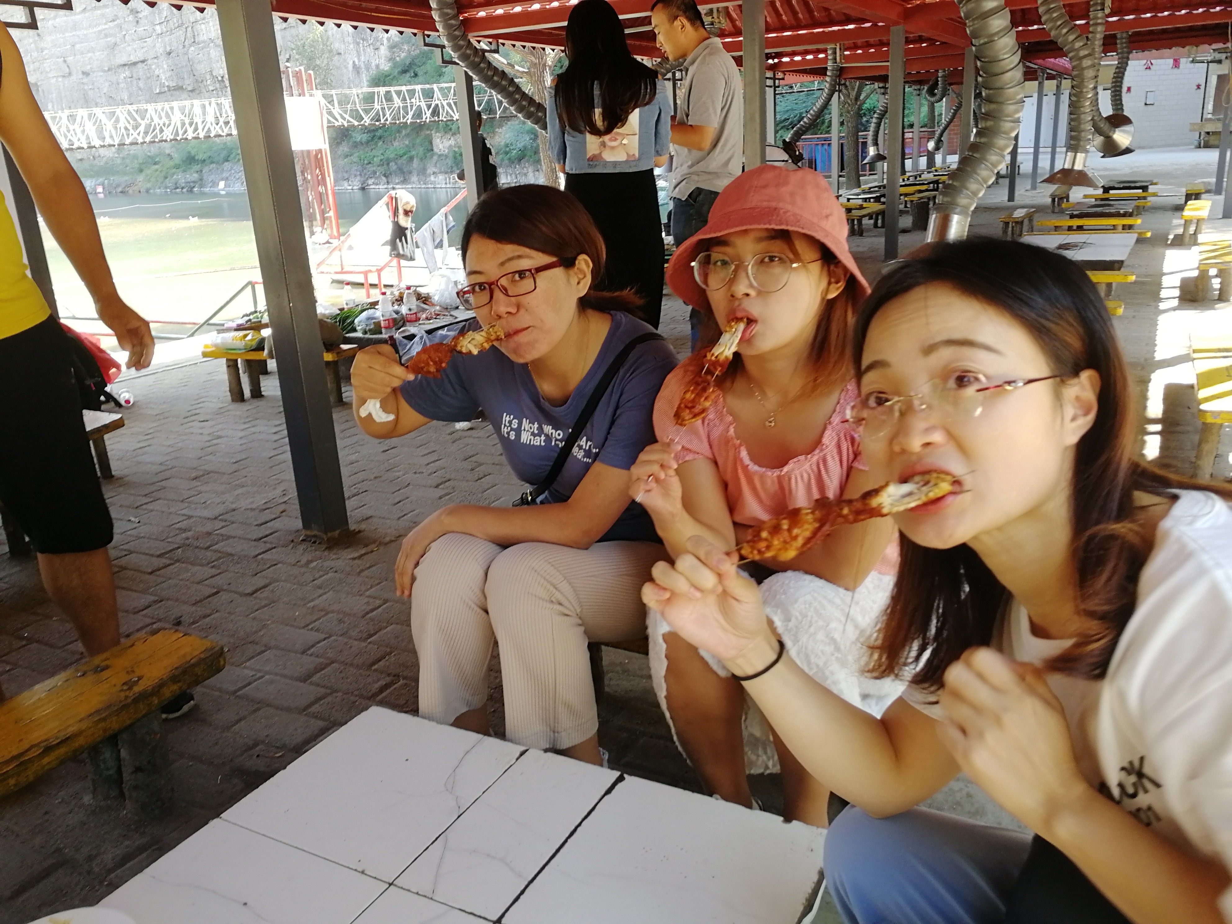 從右往左，閆寶玉,溫艷蓉,秦國(guó)茹